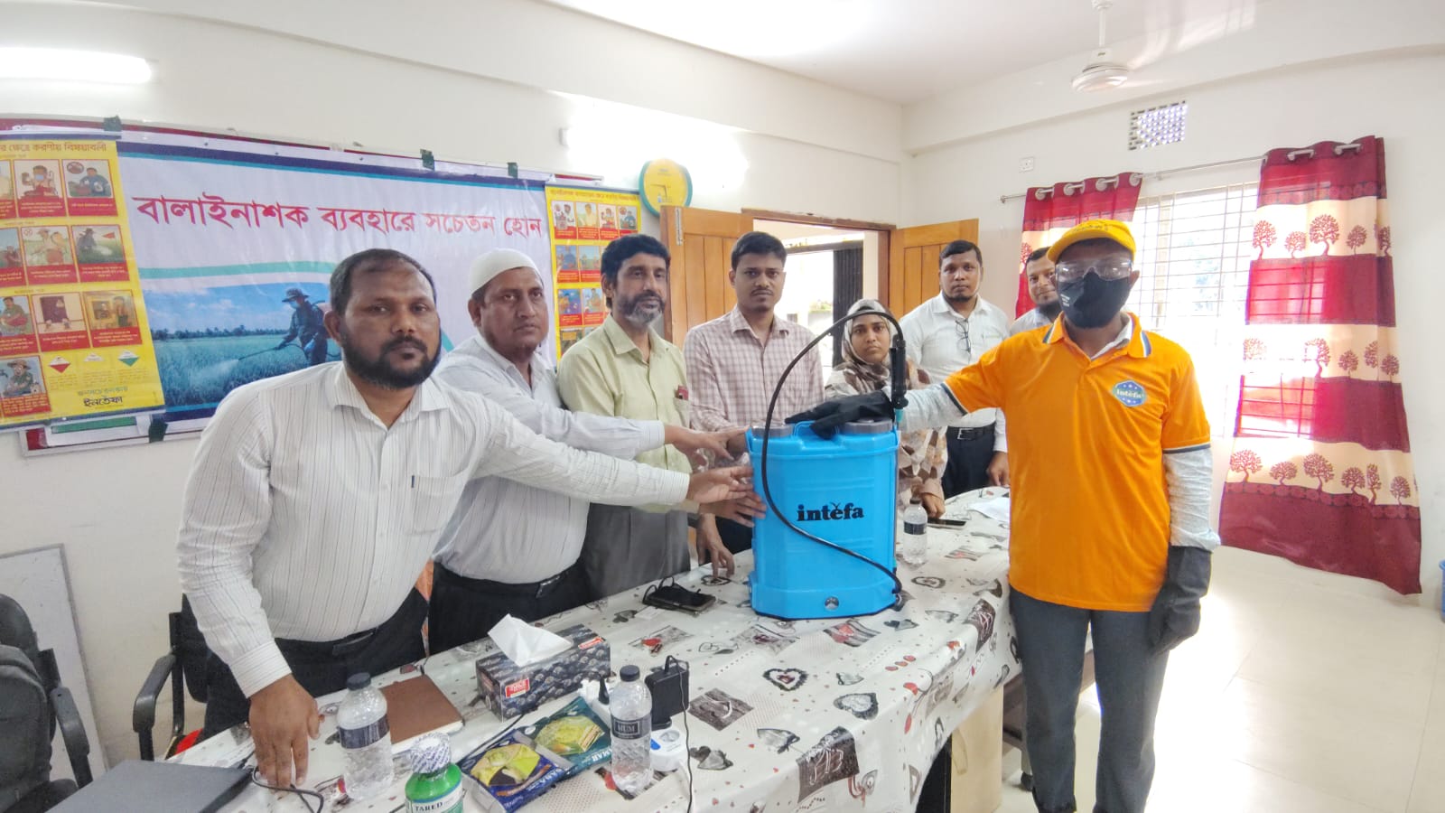 পঞ্চগড়ে স্প্রে ম্যানদের বিনামূল্যে চার্জার স্প্রে মেশিন, কৃষকদের মাঝে গাছের চারা বিতরণ